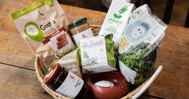 Latte, formaggi, confetture, insalate, uova e hamburger: ora sei aziende che praticano agricoltura simbiotica vendono i loro prodotti da Eataly