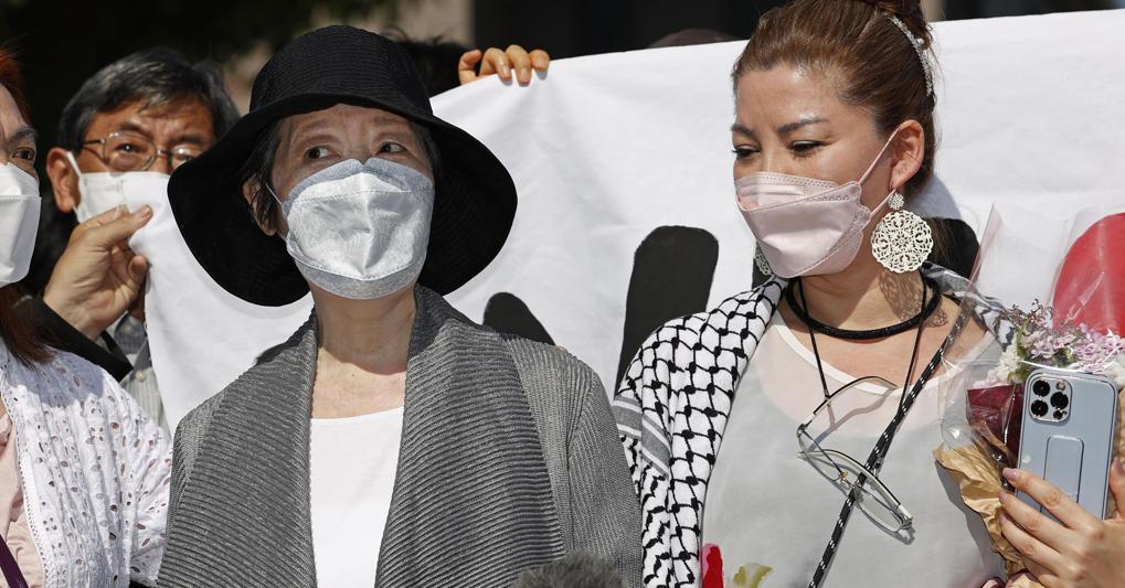 L’ex terrorista Fusako Shigenobu con la figlia Mei, circondate da sostenitori e giornalisti al momento del rilascio - AP  