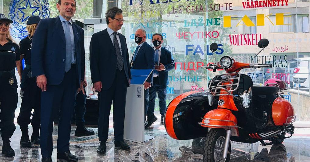 A  Linate i doganieri hanno sequestrato quattro motocicli elettrici di origine cinese che imitano il design della Vespa 