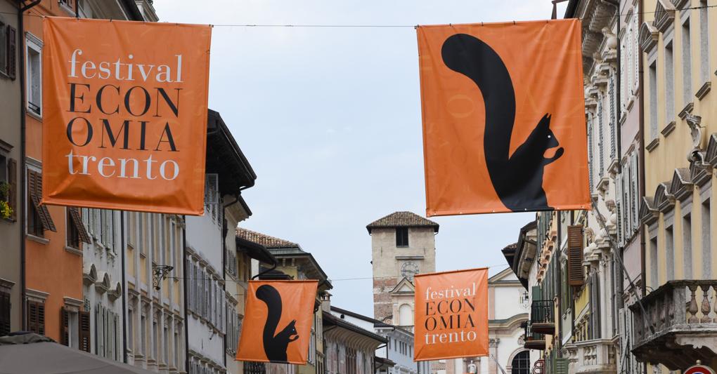 Stendardi in via Belenzani a Trento in occasione del Festival dell’Economia 2022 (foto Salmaso/Archivio ufficio stampa Provincia Autonoma di Trento) 