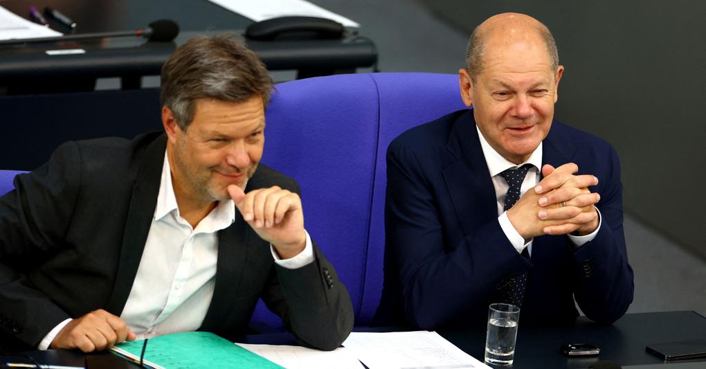 Da sinistra, il ministro dell’Economia tedesco Robert Habeck con il cancelliere Olaf Scholz (Reuters) 