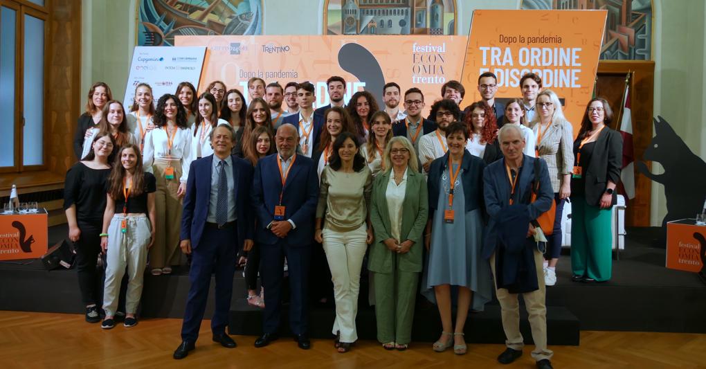 Un momento della premiazione dei dieci gruppi vincitori di «Visioni di futuro» al festival dell’Economia di Trento lo scorso 3 giugno 