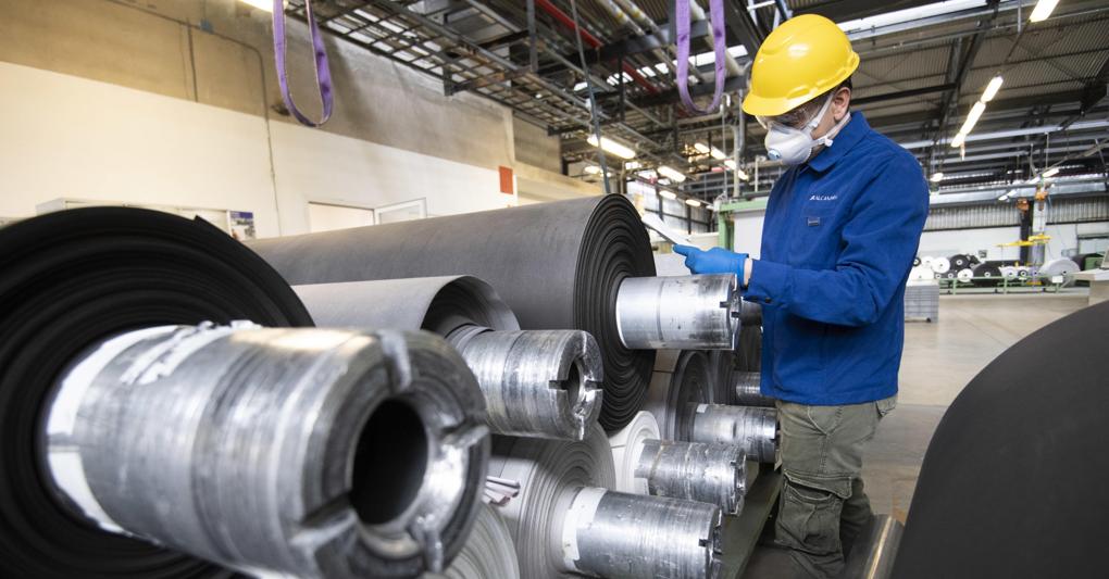 In una foto d’archivio, un operaio a lavoro nell’impianto produttivo di Alcantara, uno dei brand più importanti del Made in Italy, 7 agosto 2021 (foto Ansa/Peri) 