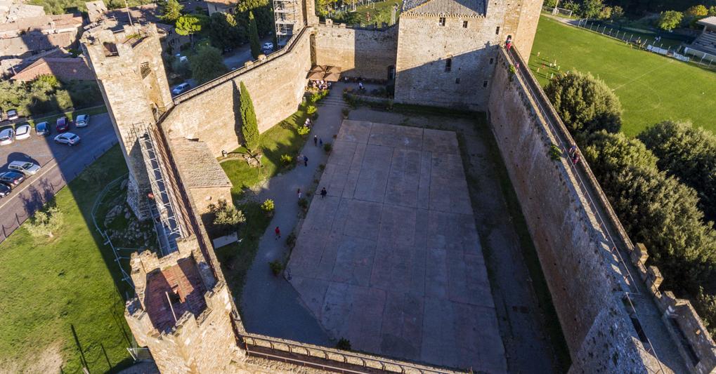  Sopra la Fortezza di Montalcino. Sotto i vigneti, sono 600 ettari  coltivati  a Rosso  per un totale di circa 3,5 milioni di bottiglie prodotte all'anno  
