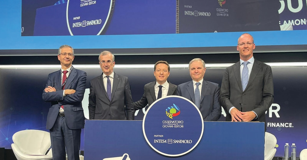  Andrea Ceccherini (al centro), presidente dell’Osservatorio Giovani-Editori, con i quattro banchieri centrali: da sinistra  Pablo Hernández de Cos (Banco de España), François Villeroy de Galhau (Banque de France), Ignazio Visco (Banca d’Italia)  e Klaas Knot (De Nederlandsche Bank)  