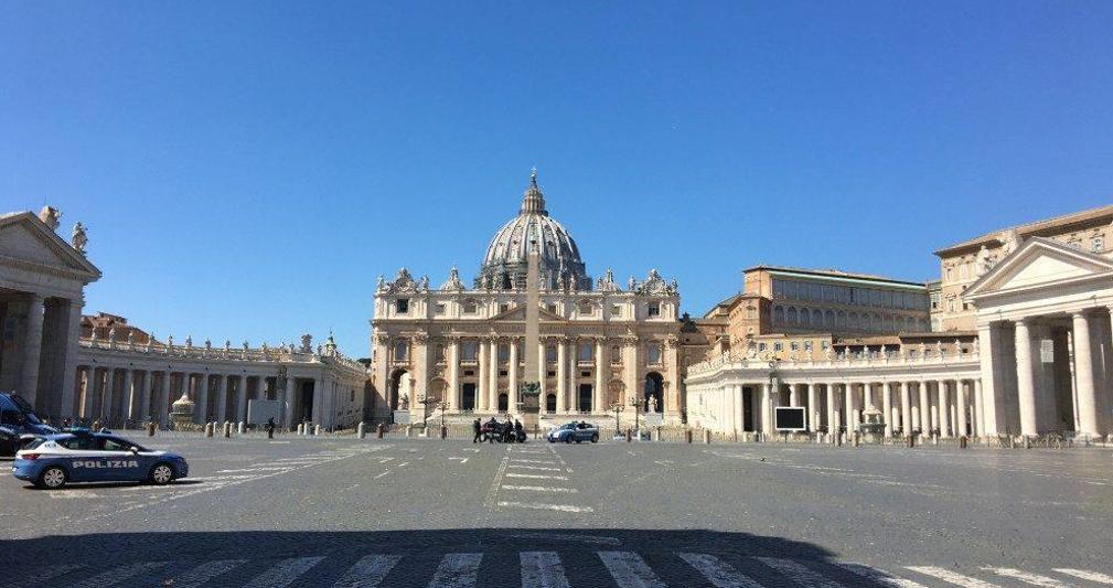 Auto forza posto blocco vicino Vaticano, sparo per fermarla. Scatta protocollo antiterrorismo