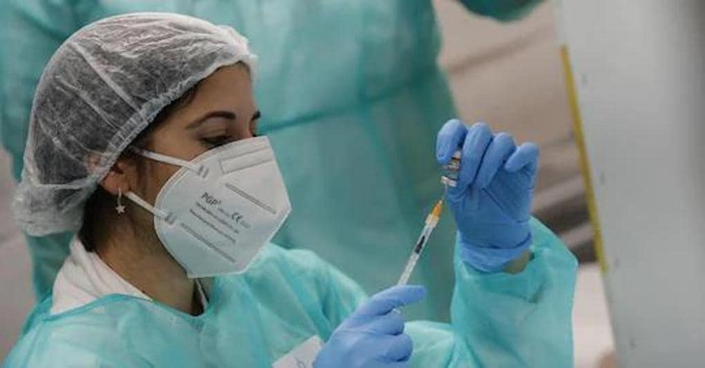 Covid, reinfezioni in crescita: perché donne e giovani sono più a rischio