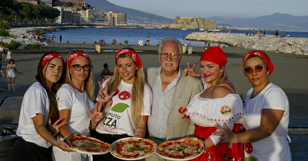 Napoli, pizza a 4 euro per rispondere alla polemica di Briatore...