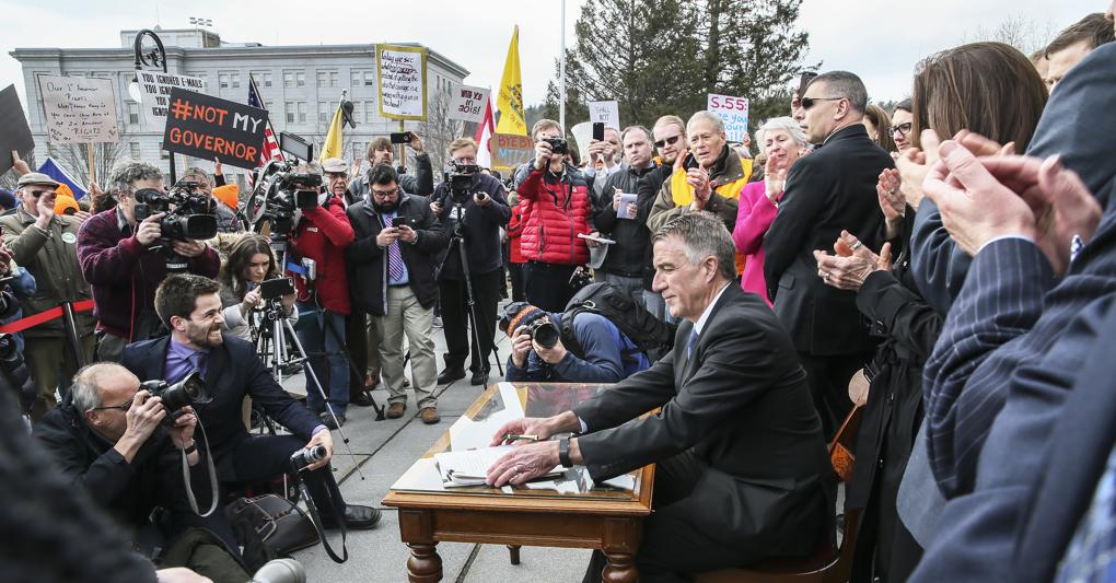Il senatore repubblicano del Vermont Phil Scott firma la proposta di legge bipartisan per la stretta sulle armi (Ap) 