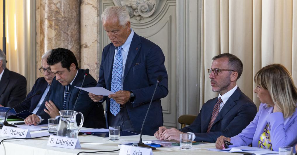  In piedi Gianni Orlandi, presidente dell'Organo di vigilanza sulla parità di accesso alla rete di Tim 