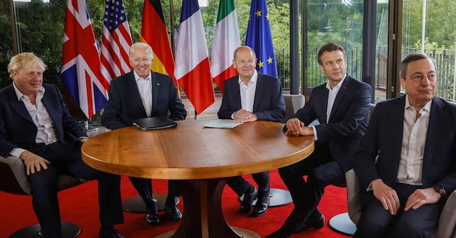 Da sinistra, Boris Johnson, Joe Biden, Olaf Scholz, Emmanuel Macron e Mario Draghi (Afp)