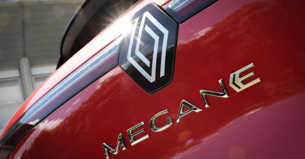 Logo Renault su una Megane elettrica (Afp) 