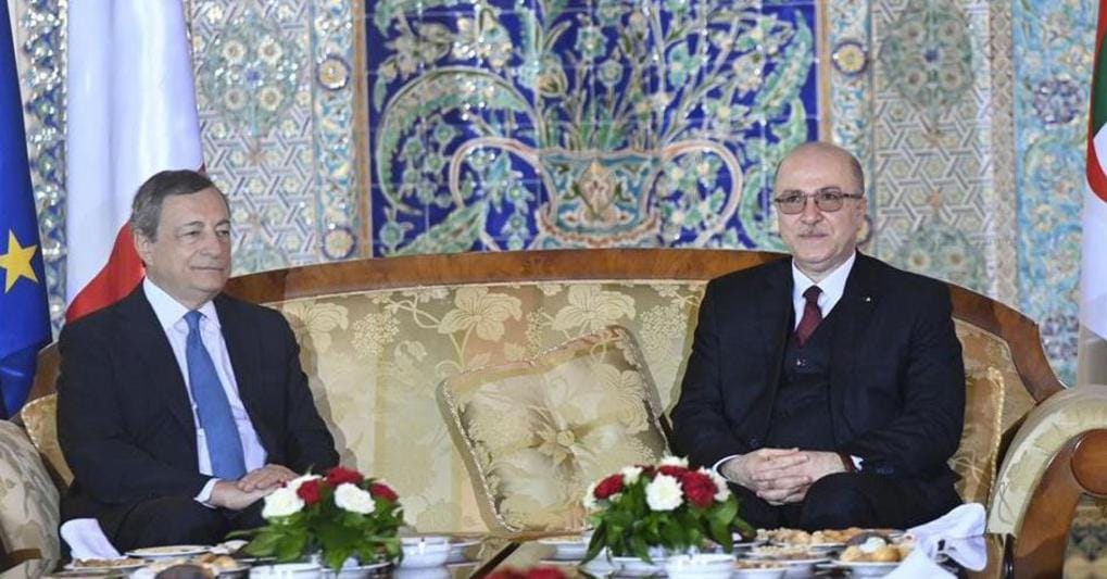 Il presidente del Consiglio italiano  Mario Draghi e il premier algerino  Aymen Benabderrahmane (foto Reuters) 