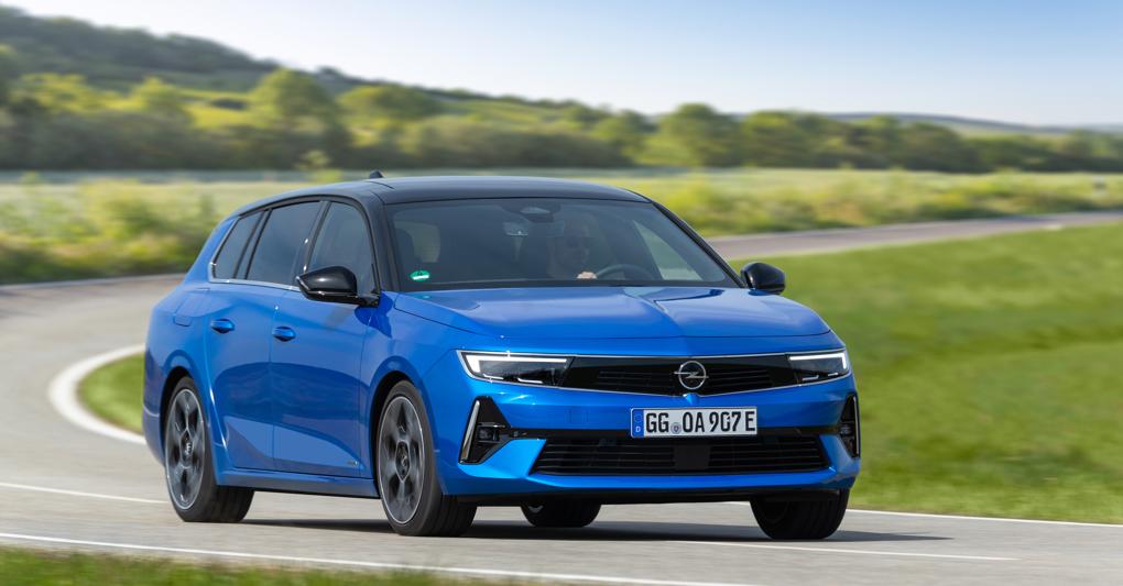 Accento francese per la tedesca. La Opel Astra  sia nella versione berlina a cinque porte sia in quella station wagon sfrutta la piattaforma Emp2 usata peraltri modelli  dei brand francesi di Stellantis.  Lo stile segue  i dettami più recenti della marca tedesca  e questi sono particolarmente evidenti nel  rontale caratterizzato dalla calandra nera e chiusa che Opel  ha battezzato Vizor ed è tipica dei suoi modelli 