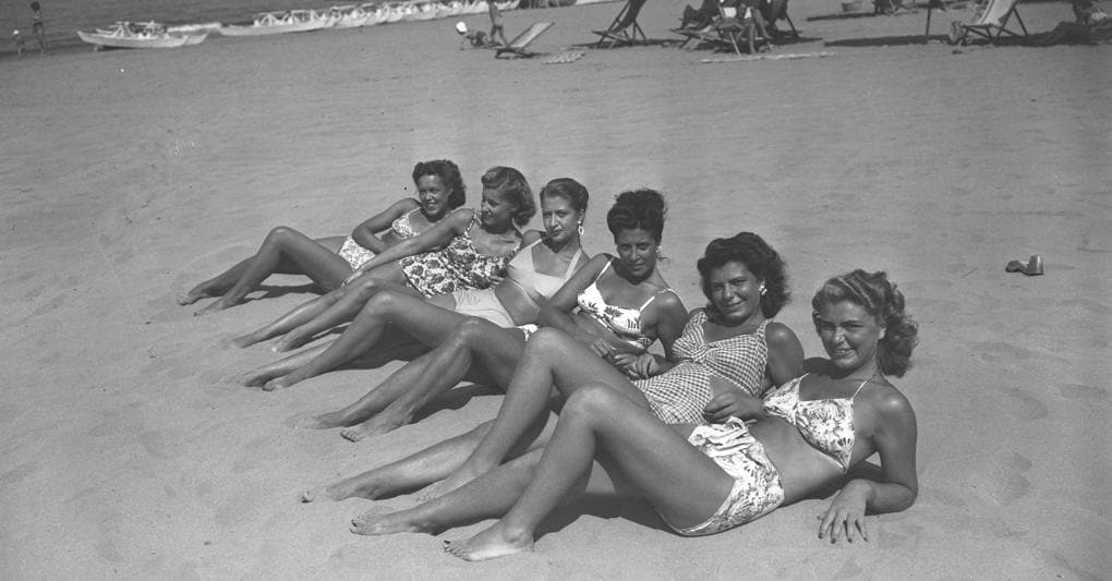 Fine anni ’50. Turiste  sulla spiaggia di Forte dei Marmi (Ansa/Archivio) 