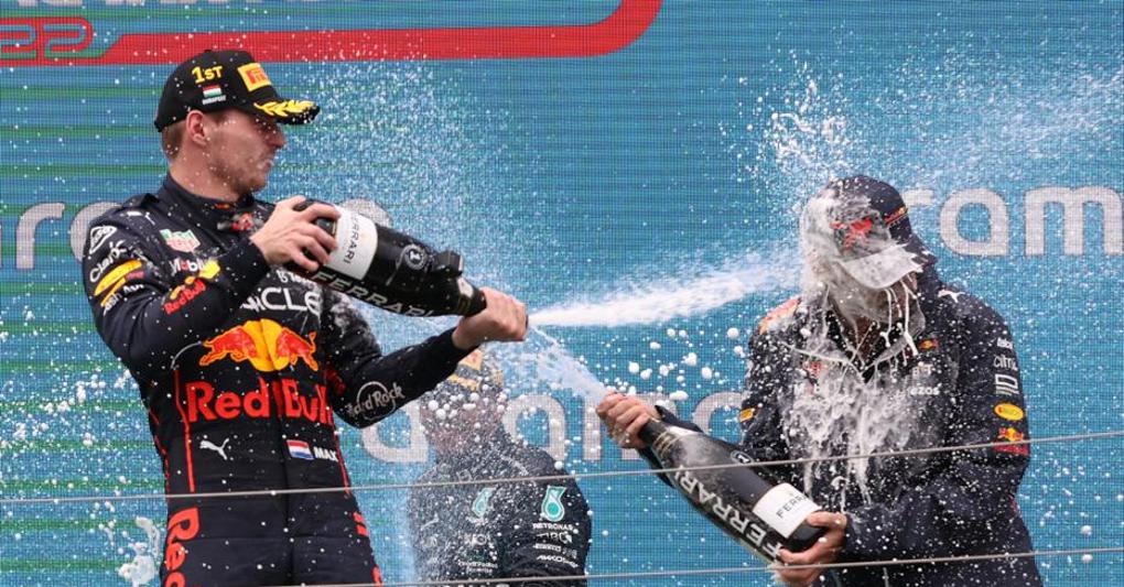 Max Verstappen festeggia la vittoria al GP di Ungheria ( REUTERS/Bernadett Szabo) 