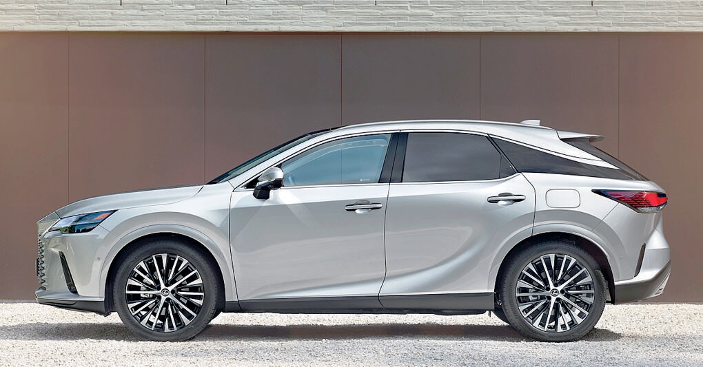 Lexus RX di quinta generazione.  Con 3,5 milioni di unità è il modello più venduto del marchio giapponese . Lo stile non porta rivoluzioni ma è più moderno  i propulsori sono tutti ibridi anche plug-in. 