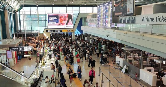 Il caos degli aeroporti rallenta le prenotazioni. L'allarme ...