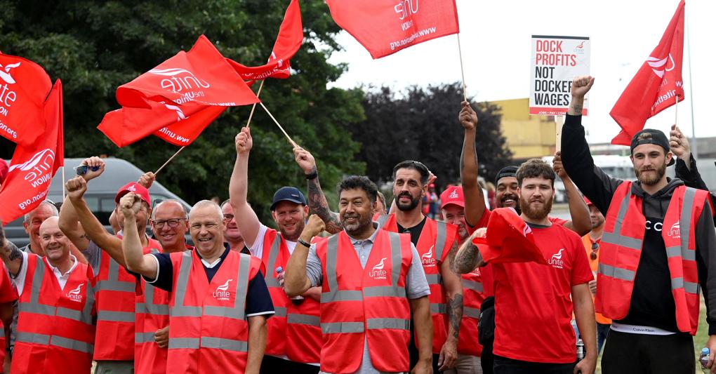 I lavoratori protestano fuori da un ingresso del più grande porto di container del Regno Unito, Felixstowe, mentre iniziano uno sciopero di 8 giorni, a Felixstowe, in Gran Bretagna. (REUTERS/Toby Melville) 