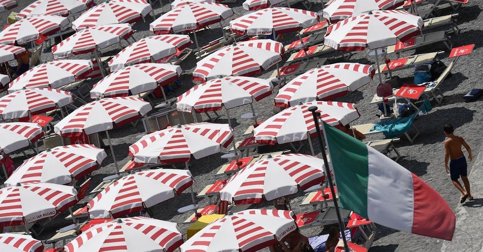 Uno stabilimento balneare a Genova (foto Ansa/Zennaro)