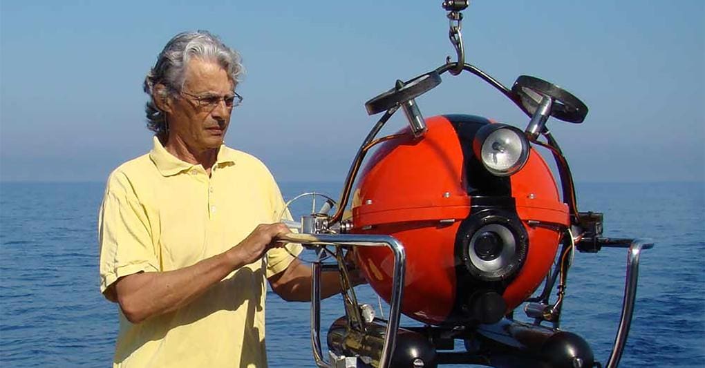 Imprenditore, inventore ed esploratore, Guido Gay con il veicolo sottomarino Pluto, di sua invenzione, utilizzato per esplorare i fondali alla ricerca dei relitti delle grandi navi. Dopo il ritrovamento del «Principe Umberto», il prossimo obiettivo potrebbe essere l'incrociatore francese «Léon Gambetta», silurato da un sommergibile austriaco a sud di Santa Maria di Leuca il 27 aprile 1915. 