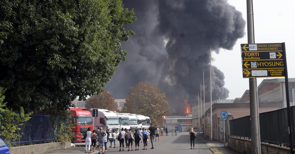 Incendio di San Giuliano Milanese partito da un’esplosione: 6 fe...