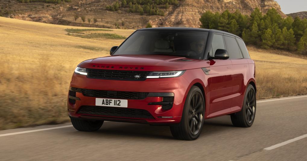 Imponente. Range Rover Sport esibisce linee essenziali e pulite che alleggeriscono l'impatto visivo di un modello taglia XXL: il suv inglese è lungo 5 metri e largo ben oltre 2 metri con un peso in ordine di marcia di circa tre tonnellate. La gamma dei motori è molto ampia e comprende anche un poderoso V8 da 530 cavalli.  