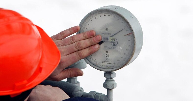 Un tecnico di Gazprom controlla la pressione - Reuters