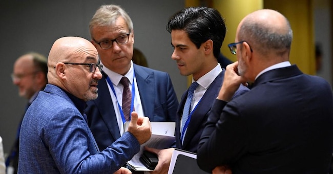 Il ministro della Transizione ecologica Roberto Cingolani (a sinistra) parla con i colleghi europei al vertice dei ministri dell’Energia (Afp)