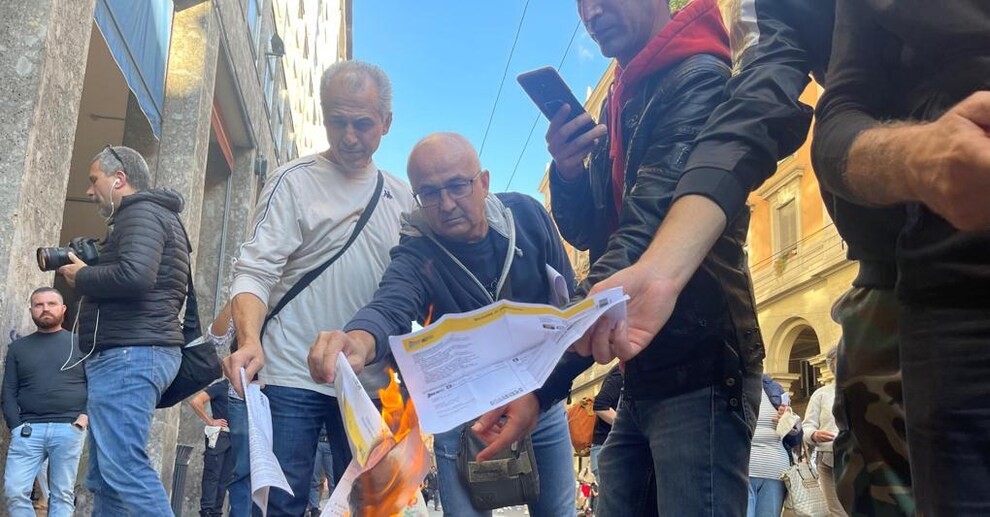  Protesta ieri a Bologna contro i maxi rincari delle bollette, date alle fiamme