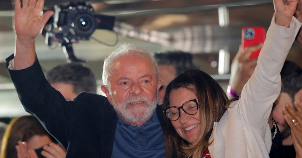 L’ex presidente del Brasile Lula con la moglie (Afp) 