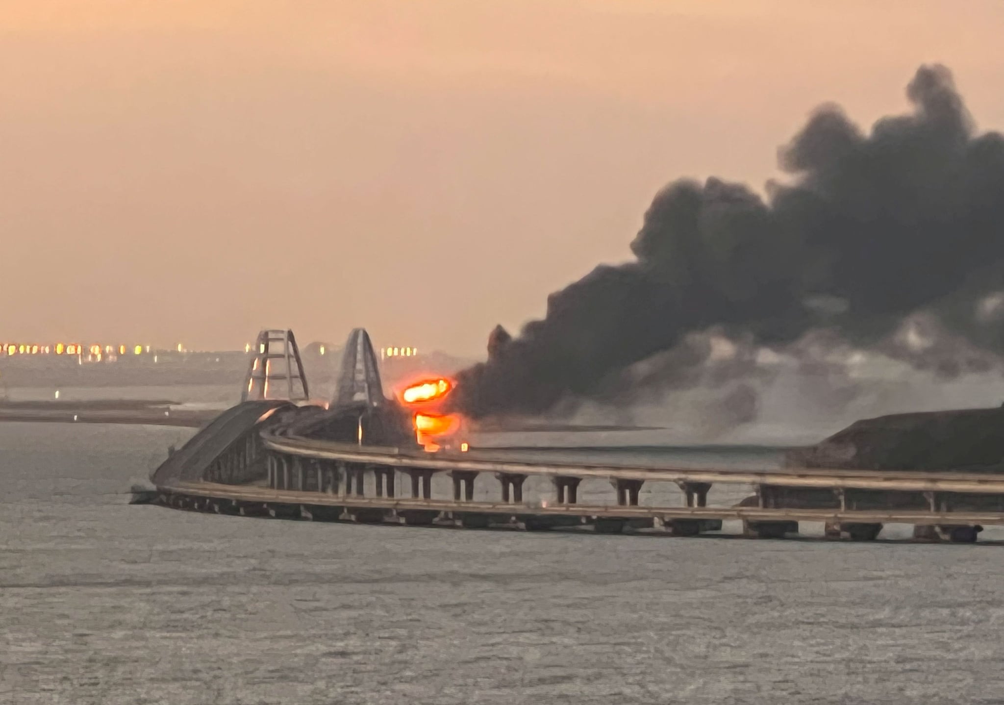 Incendio sul ponte fra la Crimea e la Russia, Putin ordina un’inchiesta