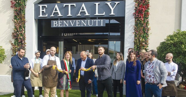 Inaugurazione. Il taglio del nastro è avvenuto alla presenza della vice sindaca di Verona Barbara Bissoli, con Oscar Farinetti e Nicola Farinetti. Qui a destra la caratteristica cupola e sotto il mercato