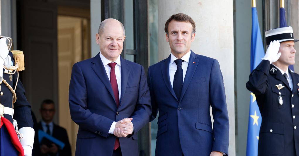 Il Cancelliere tedesco, Olaf Scholz, con il Presidente francese, Emmanuel Macron (Afp)    