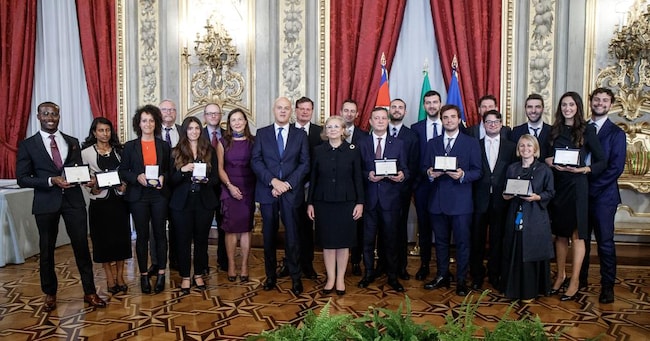 La cerimonia di premiazione degli Eni Award 2022 al Quirinale con, al centro, la presidente di Eni, Lucia Calvosa, e l’ad del gruppo, Claudio Descalzi.