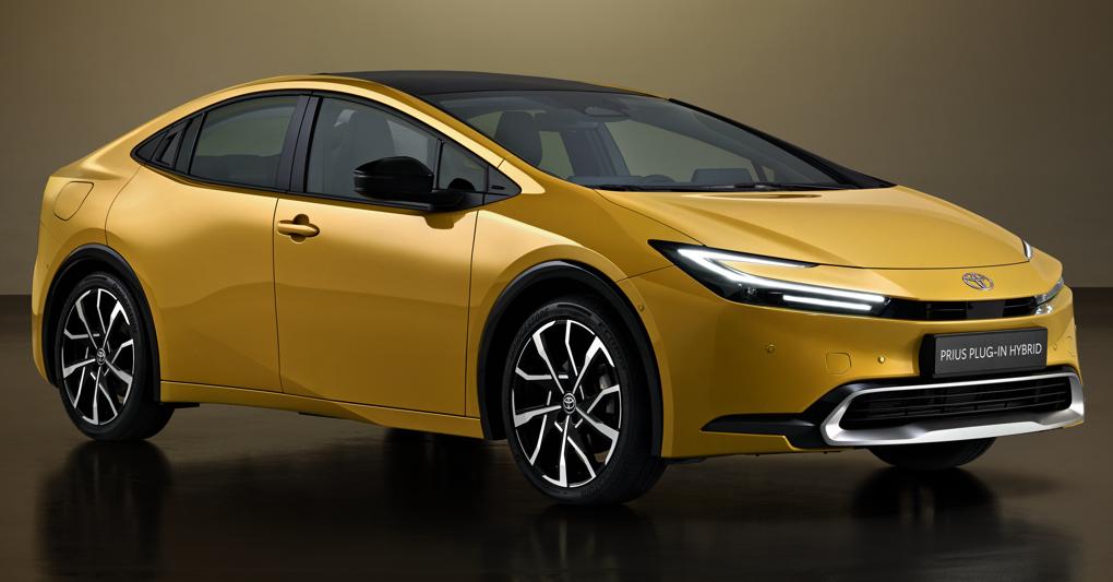 Silhouette. Prius dice addio alle linee bizzarre: orà è bella ed è quasi una coupé 
