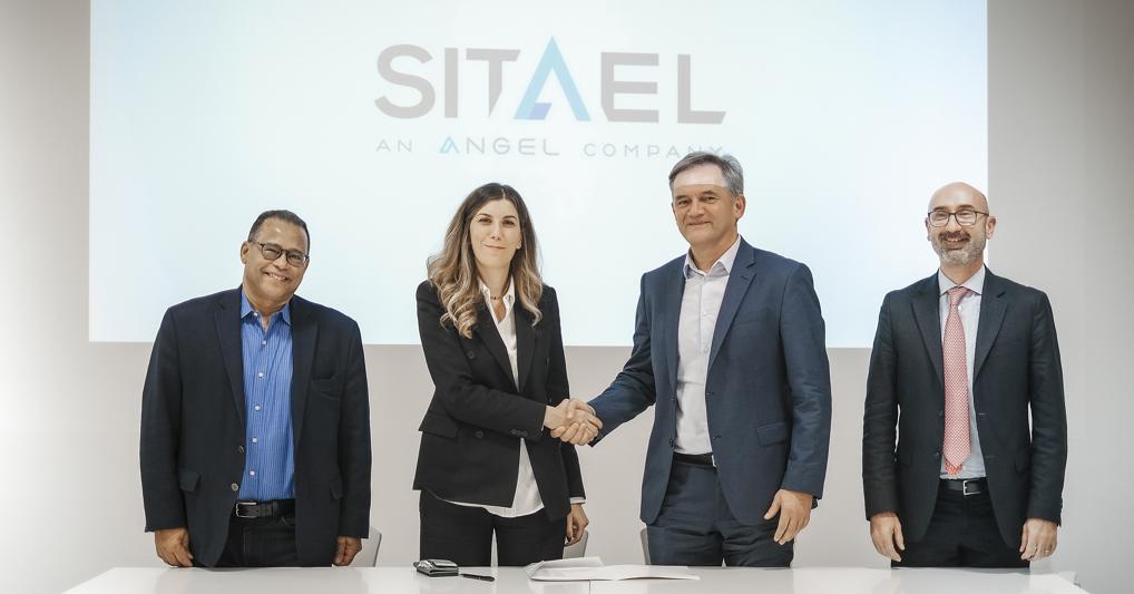 Al centro Alan Kuresevic, managing director di Ses che stringe la mano a Chiara Pertosa, ad di Seatel 