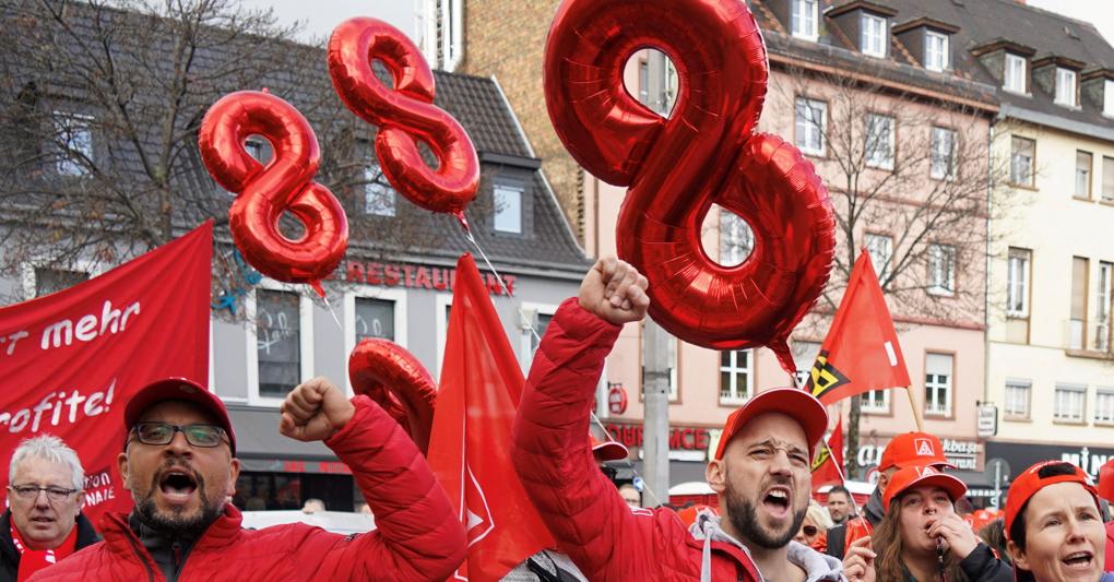 La protesta. Una delle tante manifestazioni (qui a Ludwigsahfen) indette dal sindacato IG Metall negli ultimi due mesi di vertenza contrattuale 