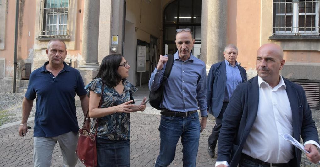 Il nonno materno del piccolo Eitan, Shmulik Peleg, 60 anni, con lo zaino, esce dal tribunale, Pavia lo scorso settembre - Ansa 