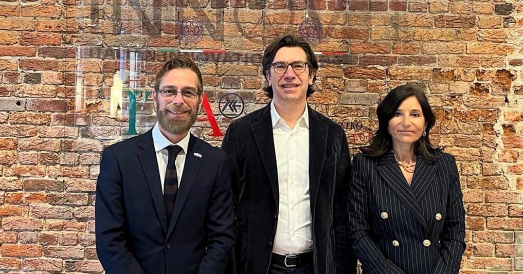 Il Console generale a San Francisco, Sergio Strozzi, il direttore di Innovit Alberto Acito e la Ad del Gruppo 24 Ore, Mirja Cartia d'Asero, nella sede dell'hub Innovit a San Francisco 