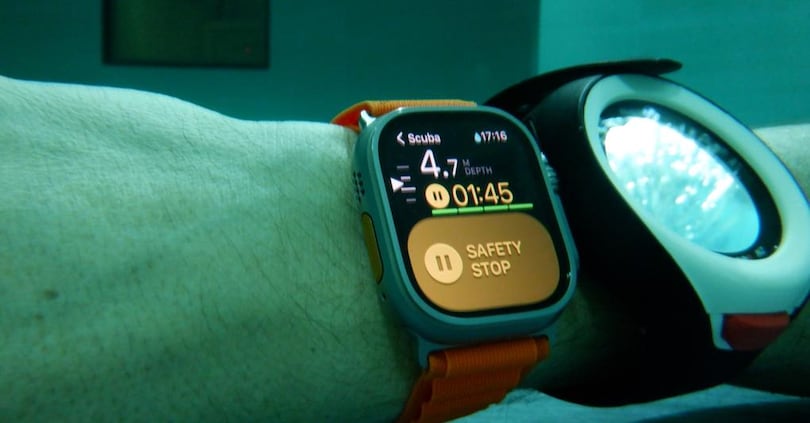 Apple Watch Ultra durante una immersione. La “pausa di sicurezza” viene consigliata durante la risalita per evitare problemi di decompressione