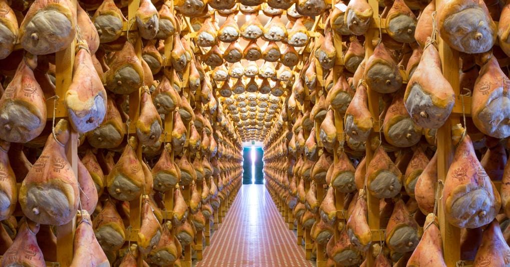 Prosciutto crudo di Parma Dop. Il processo di stagionatura comporta alti costi energetici, inoltre è aumentato il prezzo delle cosce fresche: una  combinazione che determina il calo produttivo e l’aumento dei prezzi 