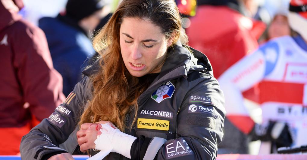 Sofia Goggia con la mano fratturata dopo la discesa libera (Epa) 