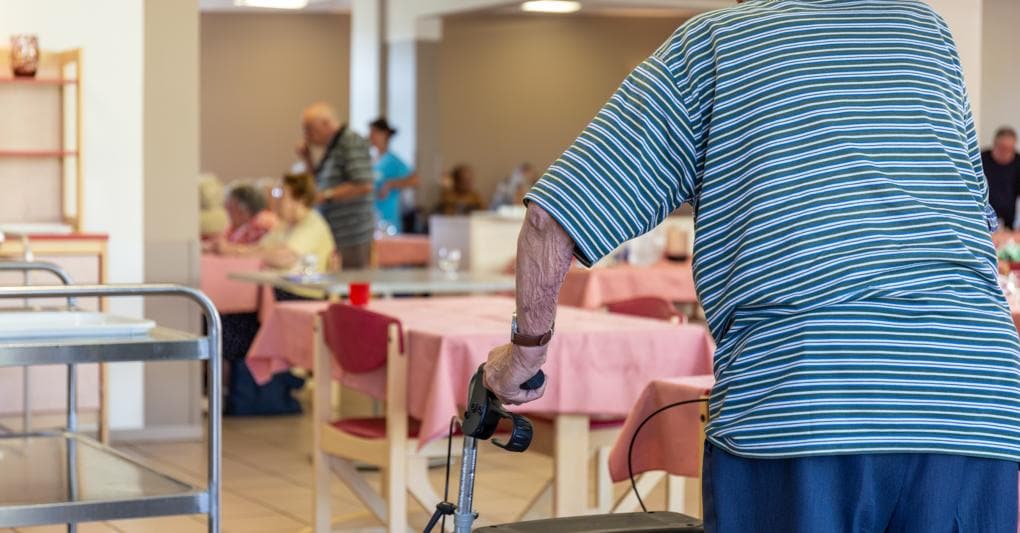 Rsa. L'interno di una residenza assistita. Nel 2050 si calcola che su 50 milioni di italiani (oggi 59 milioni) gli over-65 cresceranno dagli attuali 14  a  18 milioni. La pensione annua lorda media, nel 2020, era di 13.712 euro (AdobeStock) 
