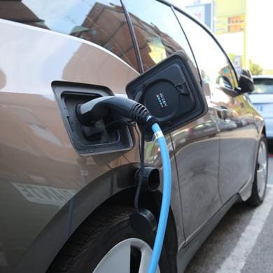 Colonnine per la ricarica di auto elettriche (Imagoeconomica) 