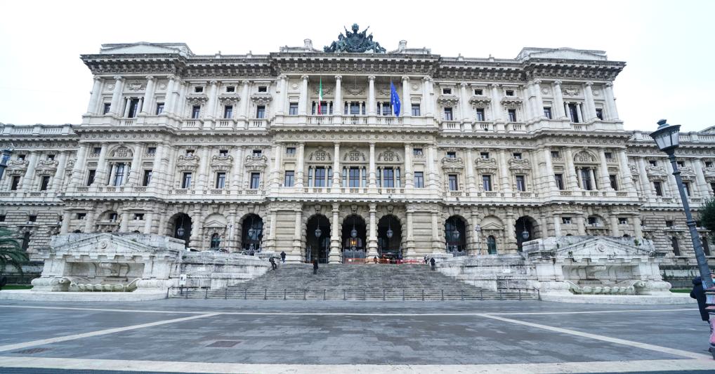 Mobbing sessuale per il titolare del bar, battute allusive e ...