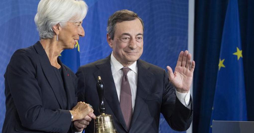 Il passaggio di consegne Draghi-Lagarde alla Bce (Ansa) 