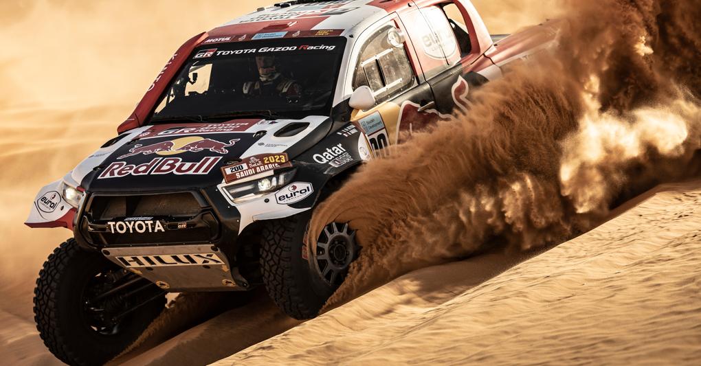 Sollecitazioni estreme. Per affrontare l’enorme stress meccanico e strutturale di una gara impegnativa e dura come la Dakar, Toyota ha schierato il pick-up Toyota Gr Dkr Hilux T1+  che, derivato  dal Hilux Double Cab  vanta sospensioni speciali a grandissima escursione (350 mm), un telaio rinforzato e giganteschi pneumatici tassellati Bf Goodrich da 37 pollici. Il veicolo è spinto da un V6 a benzina  capace di erogare (361 cv) e una coppia massima di 620 Nm scelto e messo  a punto per la massima affidabilità (Credit Marcin Kin Red Bull Content Pool 1) 