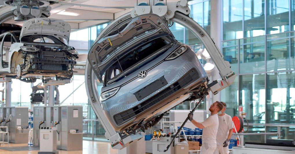 Lavoratori in una fabbrica Volkswagen a Dresda, in Germania (Reuters) 