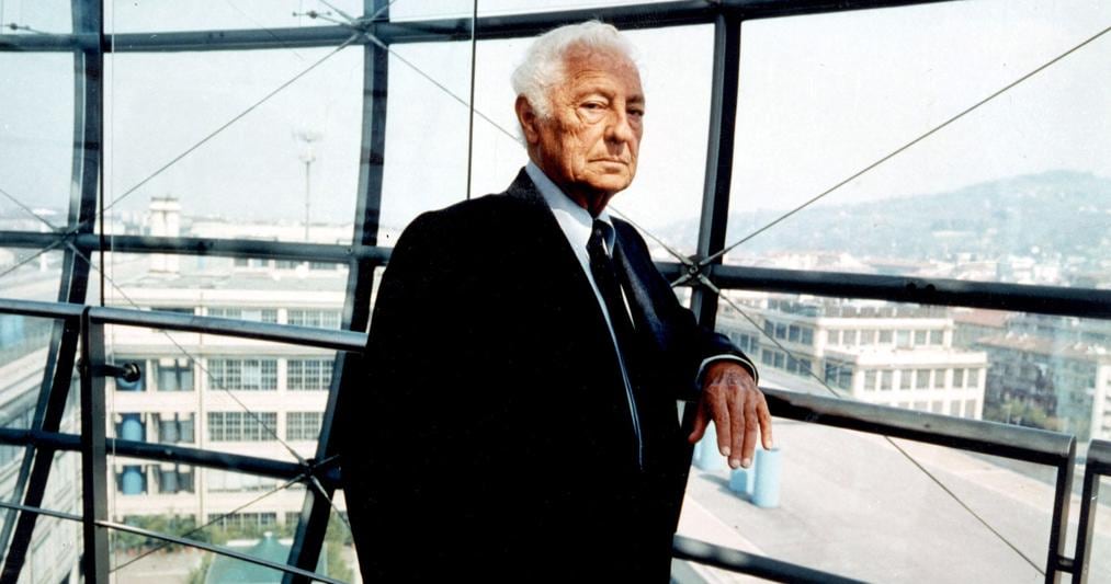 Al Lingotto. Gianni Agnelli nello “scrigno”, simbolo della rincoversione dello storico stabilimento (Reuters) 